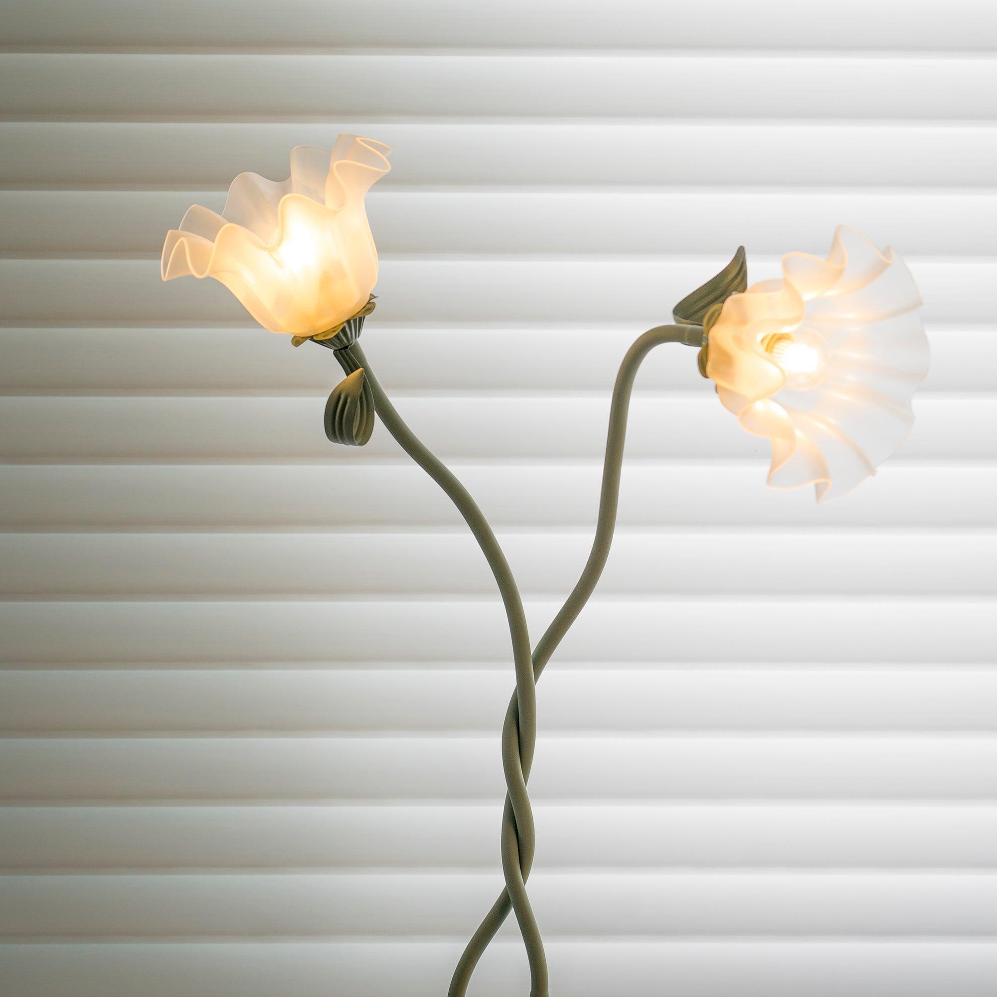 Elegante Calla Blumen Stehleuchte mit Fußschalter – Moderne Stehlampe für Wohnräume, 170 cm hoch, E26/E27 Sockel, Metall und Kieselgel 1