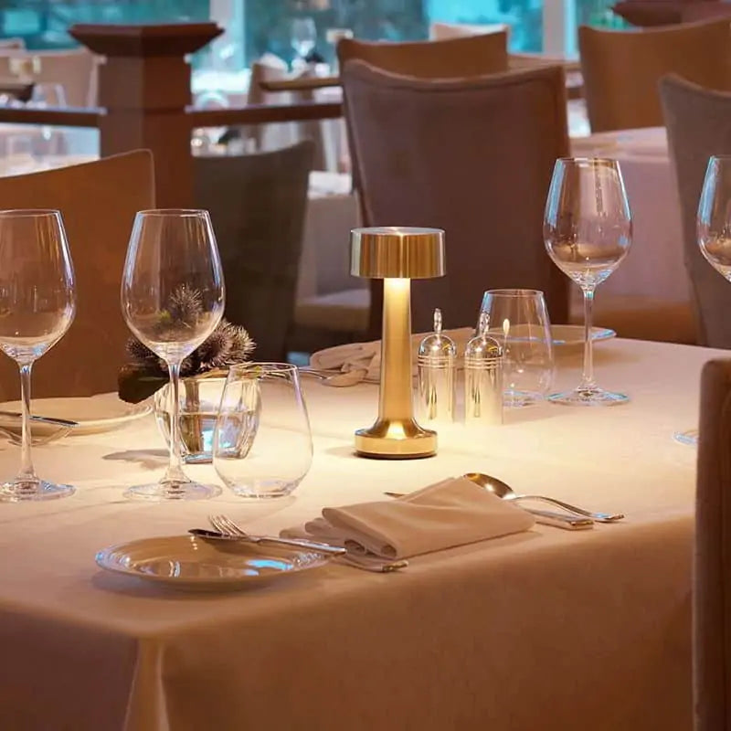 Elegante Dimmbar Tischlampe mit LED-Technologie – Ideal als Nachttischlampe oder Tischleuchte für Restaurant und Bar 8