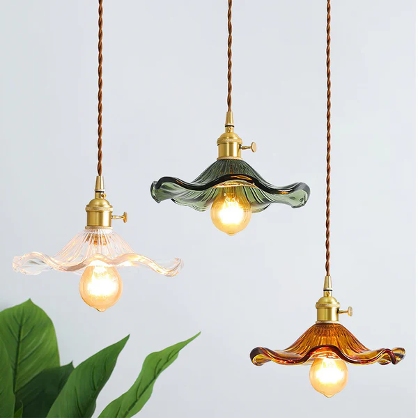 Elegante Pendelleuchte Hibiskusblüten für Esszimmer und Wohnzimmer – Hängelampe aus Glas und Messing 1