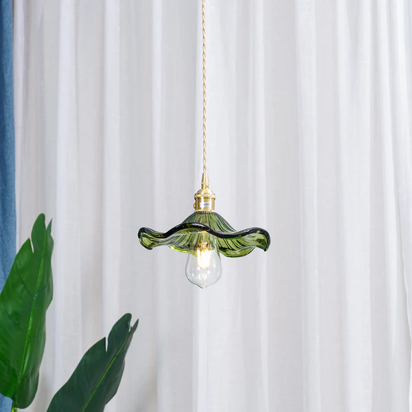 Elegante Pendelleuchte Hibiskusblüten für Esszimmer und Wohnzimmer – Hängelampe aus Glas und Messing 3