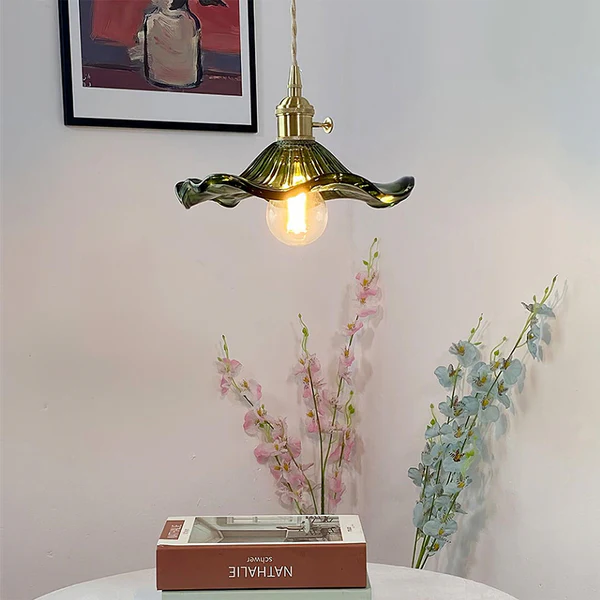 Elegante Pendelleuchte Hibiskusblüten für Esszimmer und Wohnzimmer – Hängelampe aus Glas und Messing 4