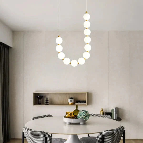 Eleganter Moderner Kronleuchter in Weiß mit Schmuckdesign für Essbereiche und Wohnräume – Verstellbare Hängelänge, inklusive Glühbirne 0