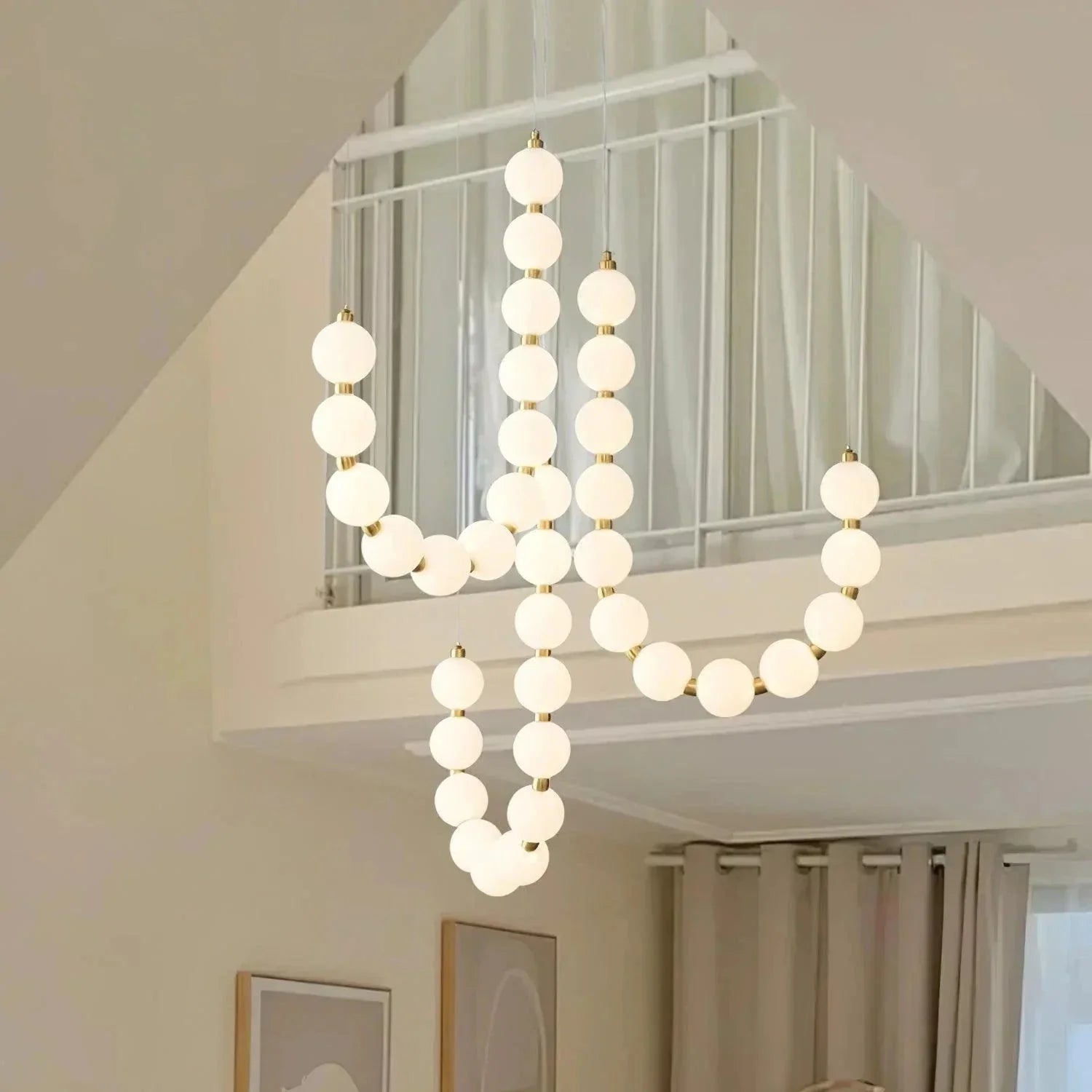 Eleganter Moderner Kronleuchter in Weiß mit Schmuckdesign für Essbereiche und Wohnräume – Verstellbare Hängelänge, inklusive Glühbirne 1