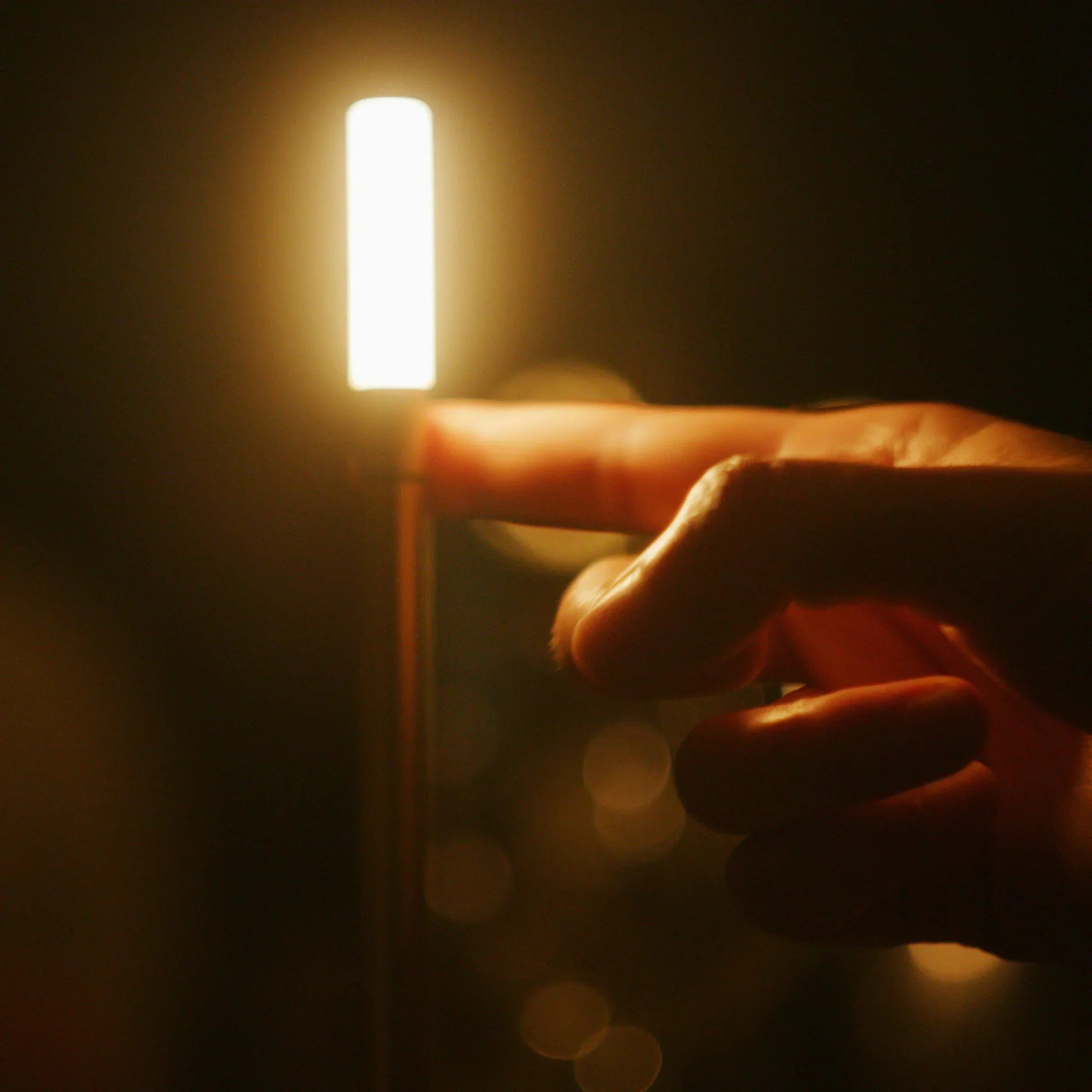 Elegantes Kerzenlicht Mit Dimmfunktion Und USB-Ladegerät - Stilvolles Aluminium Für Ihr Zuhause 7