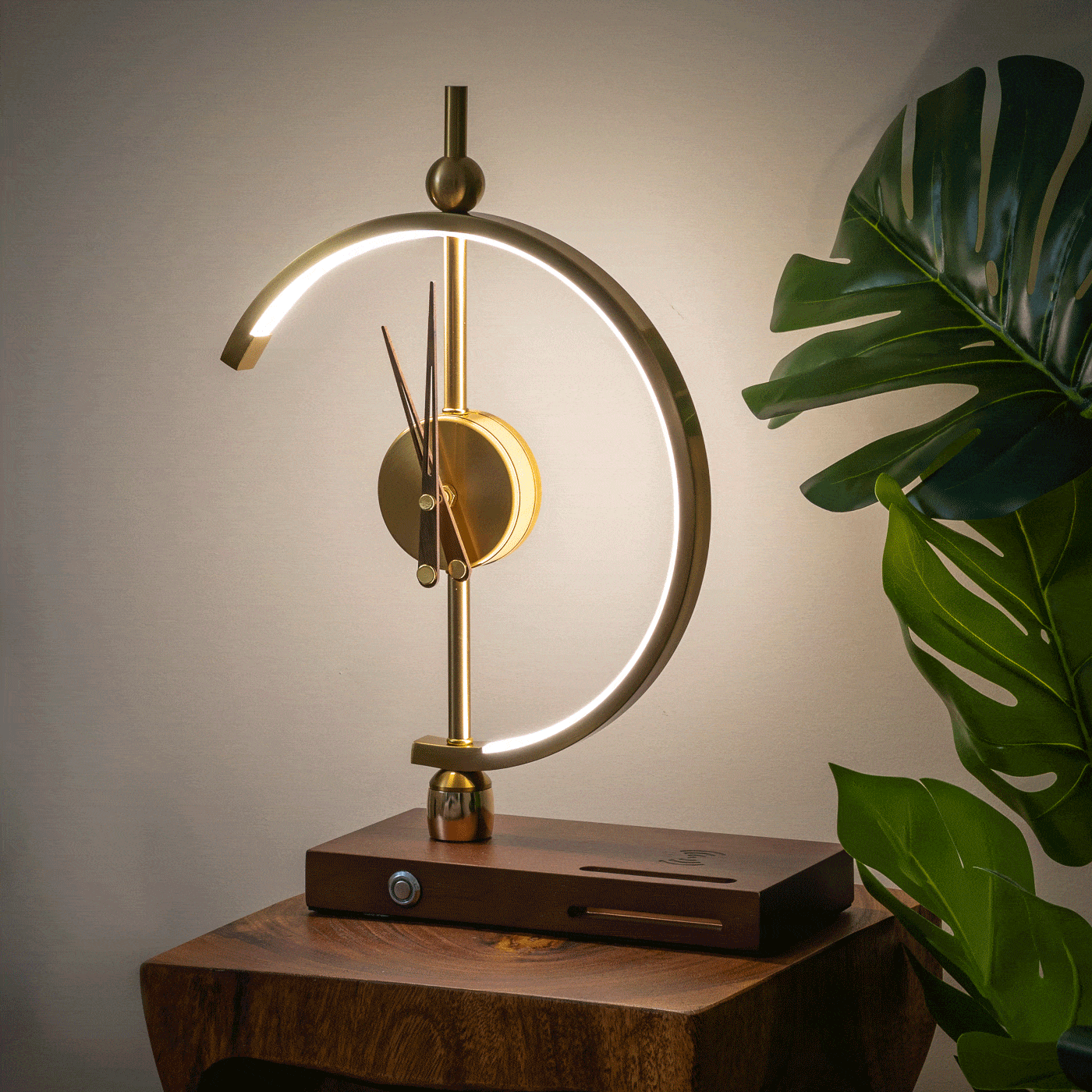 Moderne LED Lampe mit Kabellosem Ladegerät und Uhr – Ahornholz und Metall, Energieeffizient, Warmweiß/Kaltweiß, Einstellbare Helligkeit 0