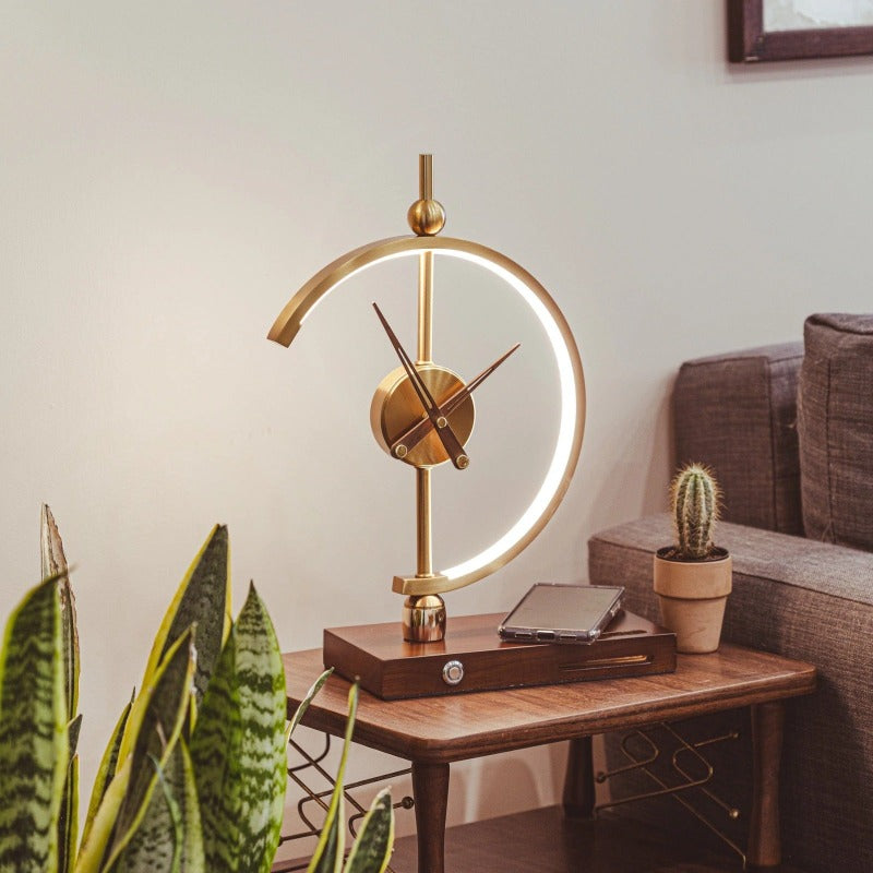 Moderne LED Lampe mit Kabellosem Ladegerät und Uhr – Ahornholz und Metall, Energieeffizient, Warmweiß/Kaltweiß, Einstellbare Helligkeit 1