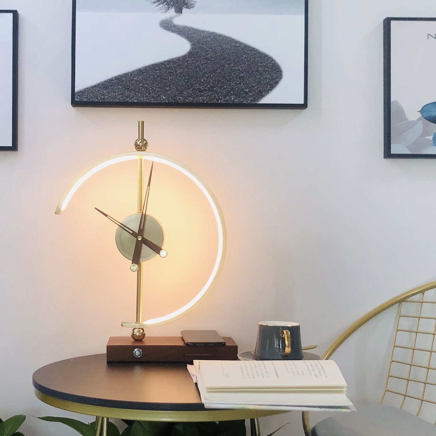 Moderne LED Lampe mit Kabellosem Ladegerät und Uhr – Ahornholz und Metall, Energieeffizient, Warmweiß/Kaltweiß, Einstellbare Helligkeit 2