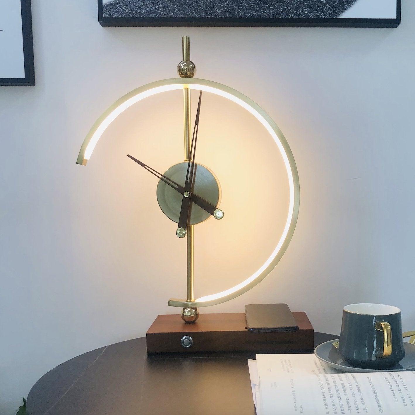 Moderne LED Lampe mit Kabellosem Ladegerät und Uhr – Ahornholz und Metall, Energieeffizient, Warmweiß/Kaltweiß, Einstellbare Helligkeit 6
