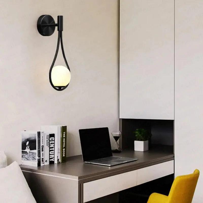 Moderne Wandleuchte aus Eisen und Glas in Schwarz oder Gold – Minimalistische Wandlampe für Elegante Innenräume 3