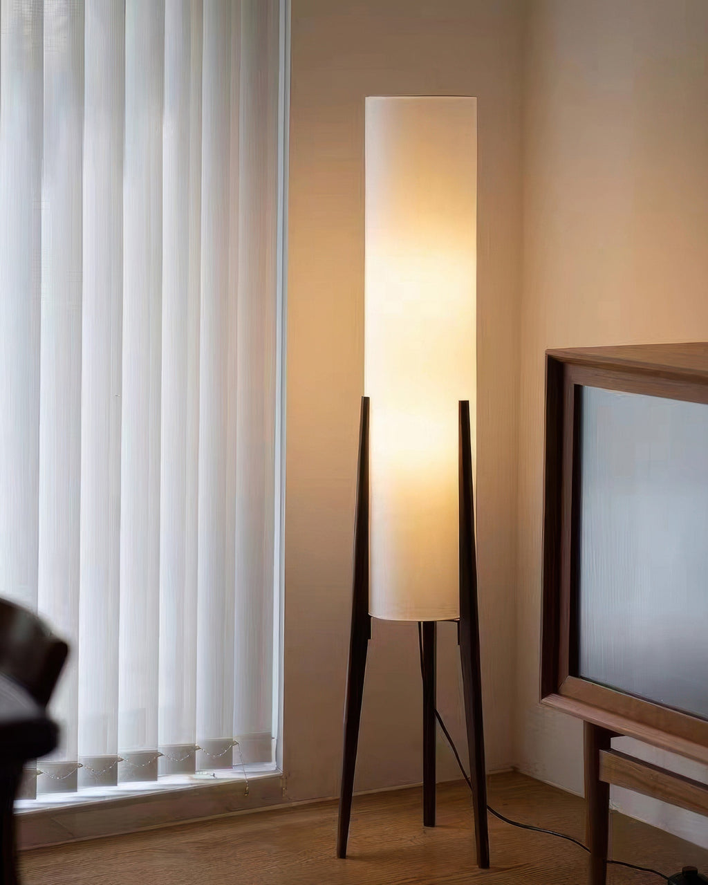 Walnuss Stehlampe – Massivholz Design | Moderne Innenbeleuchtung