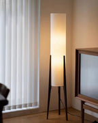 Walnuss Stehlampe – Massivholz Design | Moderne Innenbeleuchtung