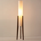Walnuss Stehlampe – Massivholz Design | Moderne Innenbeleuchtung
