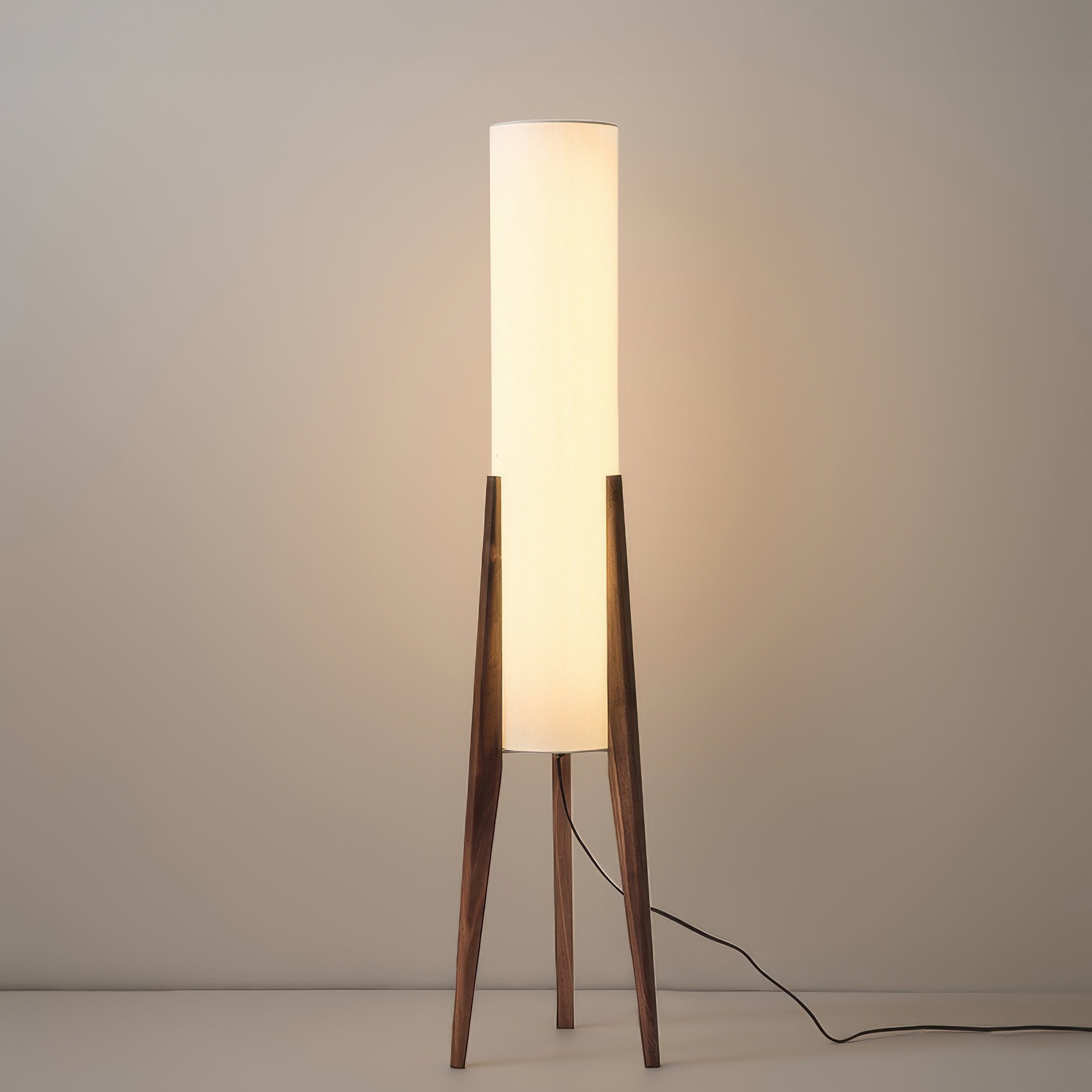 Walnuss Stehlampe – Massivholz Design | Moderne Innenbeleuchtung