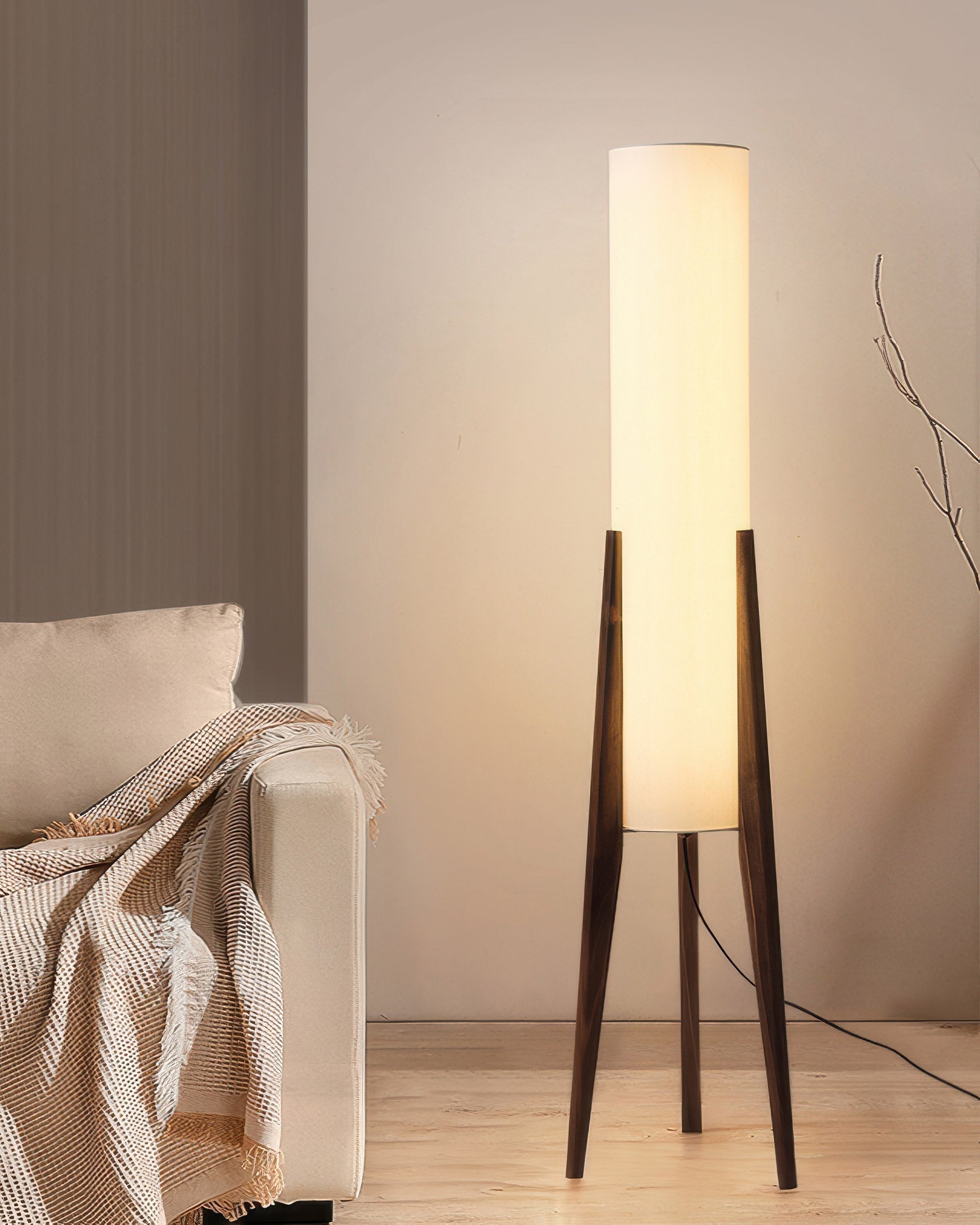 Walnuss Stehlampe – Massivholz Design | Moderne Innenbeleuchtung