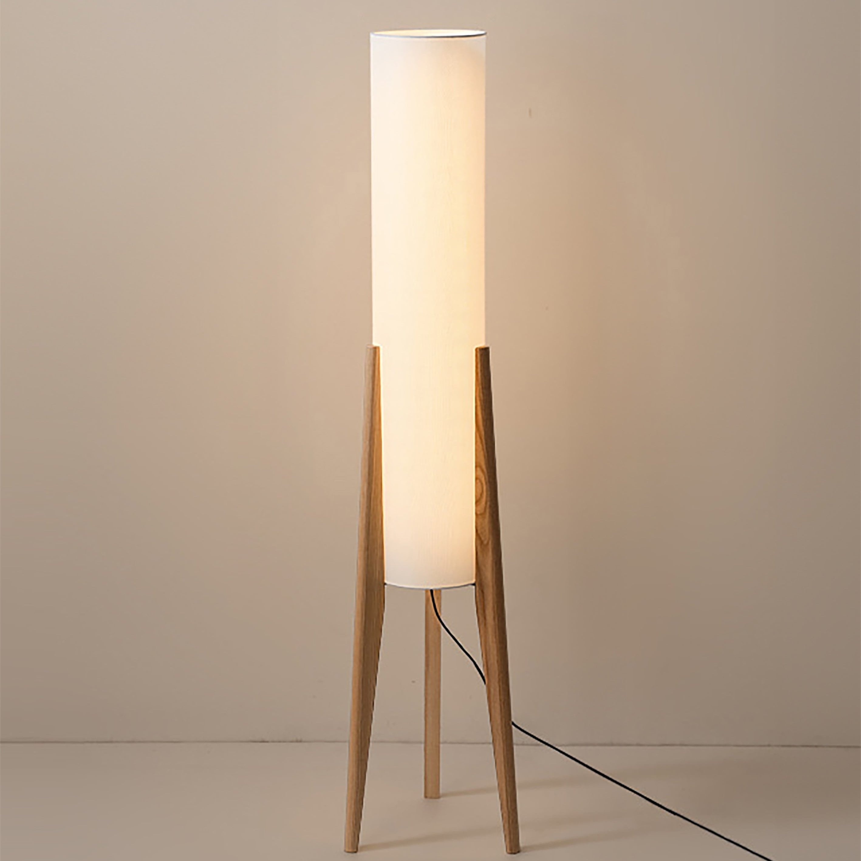 Walnuss Stehlampe – Massivholz Design | Moderne Innenbeleuchtung