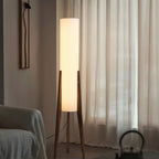 Walnuss Stehlampe – Massivholz Design | Moderne Innenbeleuchtung