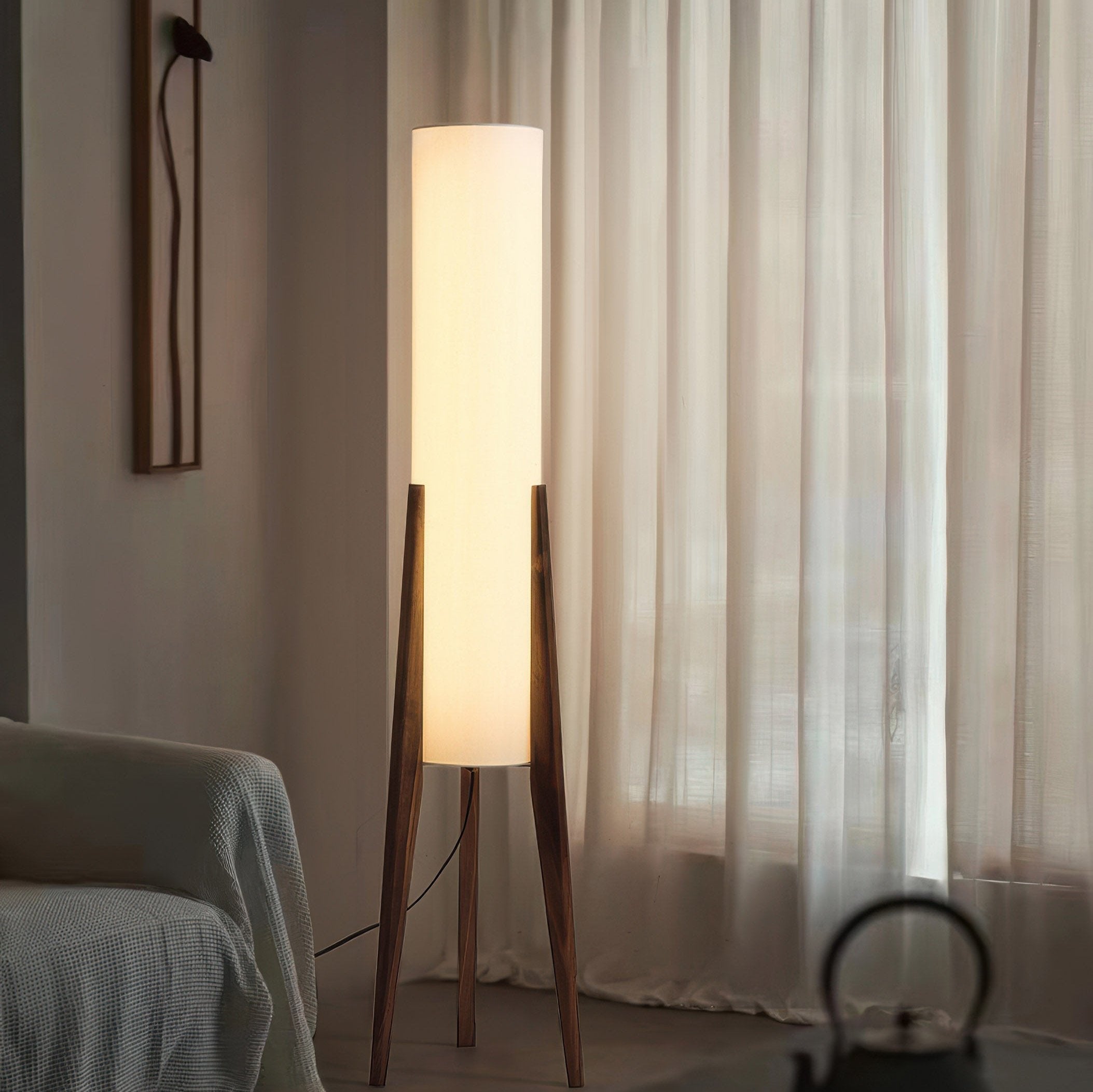 Walnuss Stehlampe – Massivholz Design | Moderne Innenbeleuchtung